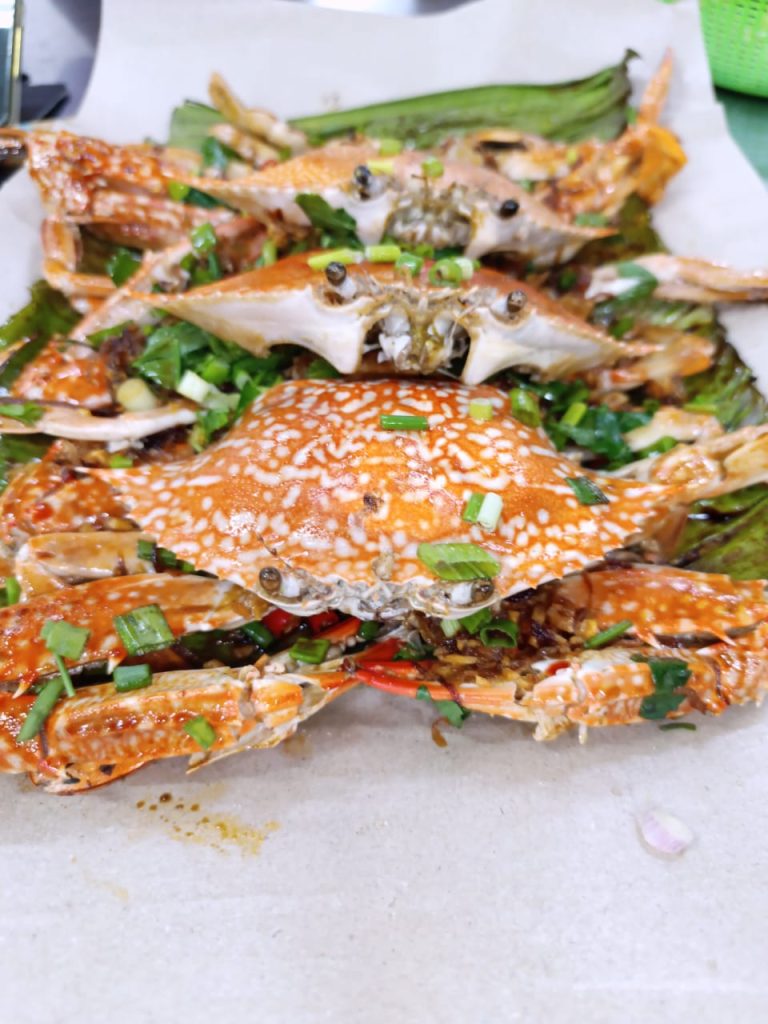 A07 招牌葱油炒花蟹 Signature Grilled Flower Crab with Scallion Oil (时价 Seasonal Price)
